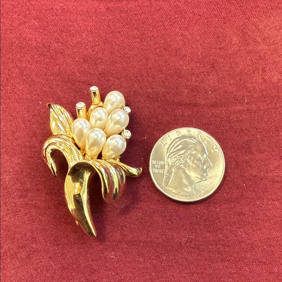 Jewelry - Elegant Gold and Pearl Brooch